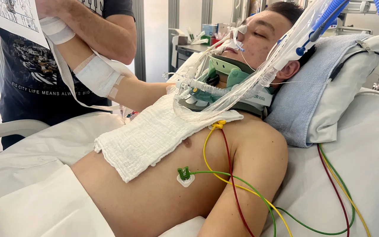 Pomozte Radimovi (18) postavit se znovu na nohy