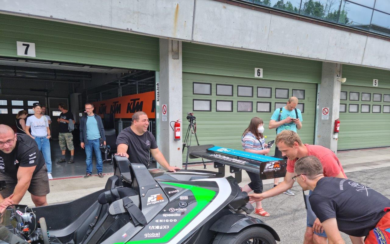 Pomozme spolku Nevidomí za volantem získat pohyblivý závodní simulátor