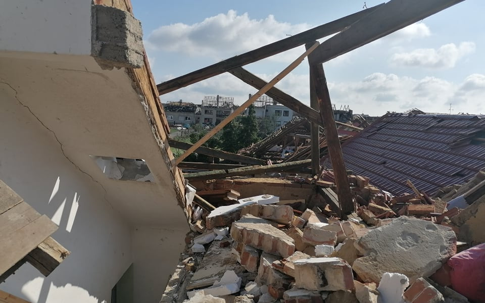 Pomohli jste Lucii a její rodině, kterým tornádo poničilo dům