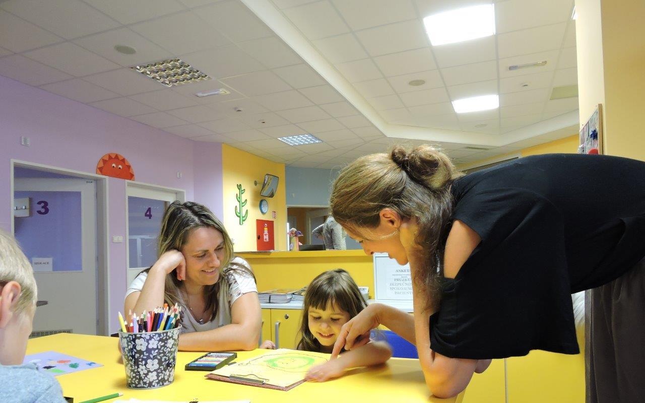 Výtvarka a hudba do nemocnic: na paliativní péči, dětskou psychiatrii...