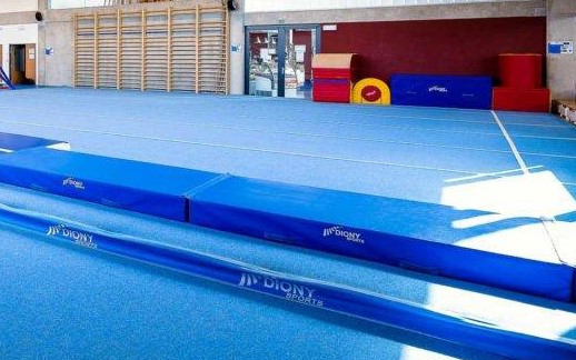 Proměňte starou dílnu na tělocvičnu pro gymnastky
