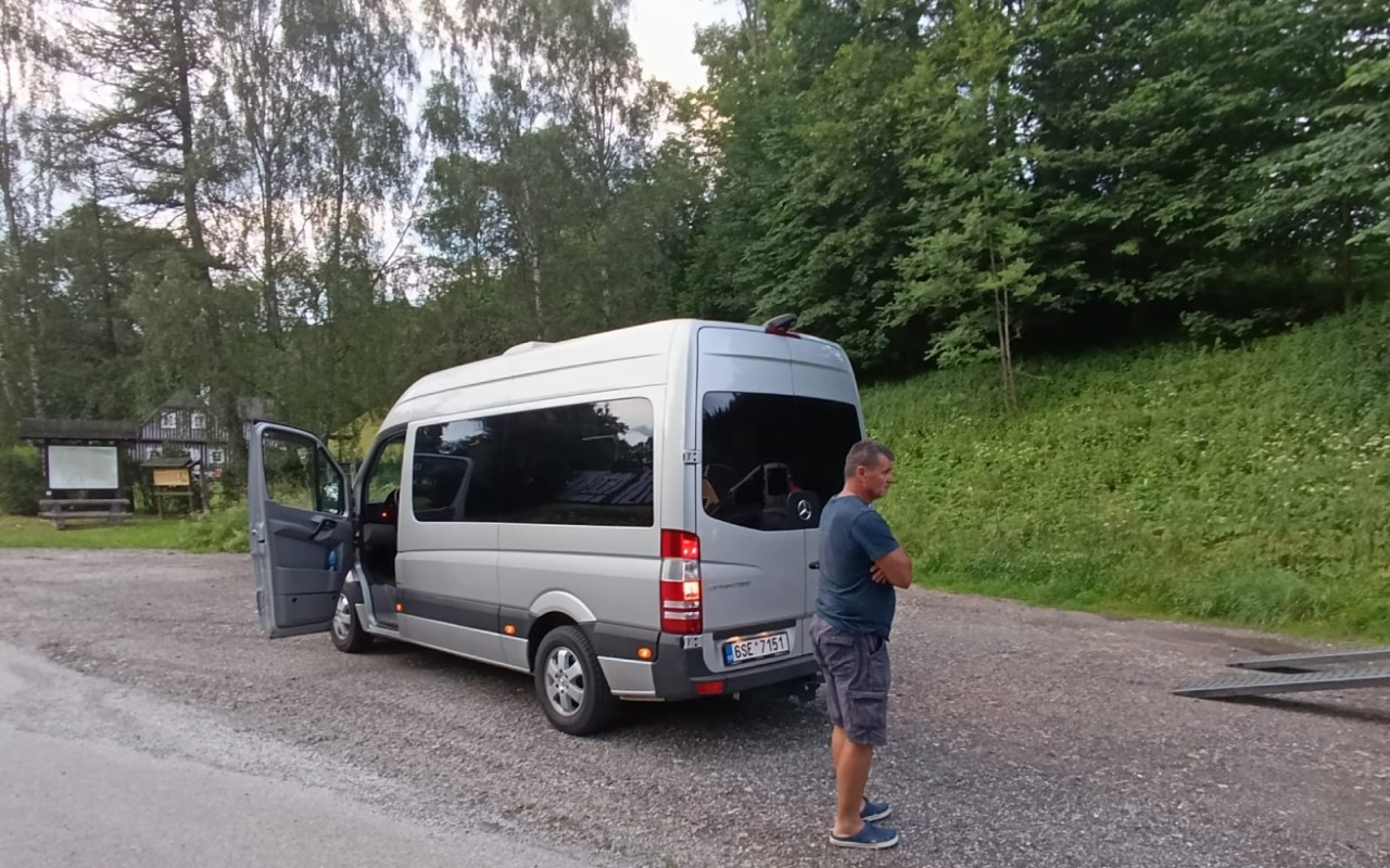 Velké auto pro velkou pěstounskou rodinu