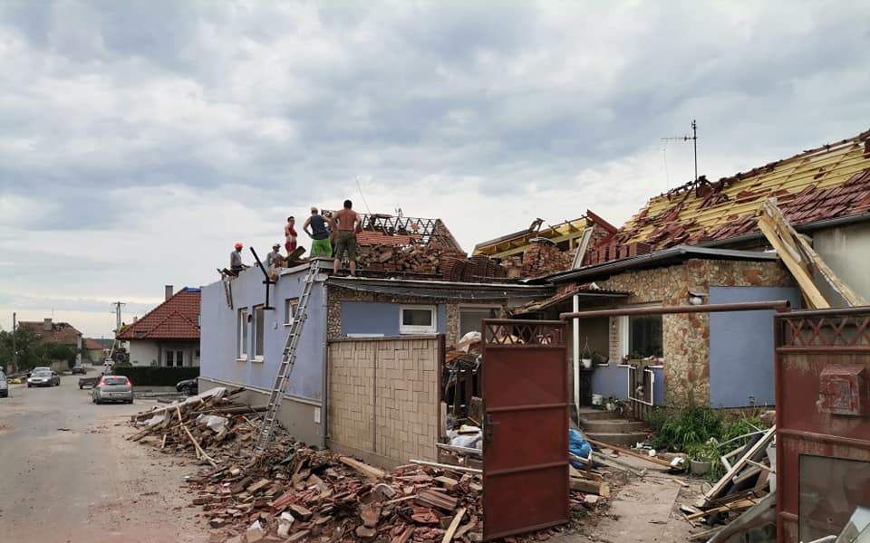 Pomozte rodině Kambových, které ničivé tornádo vzalo střechu nad hlavou