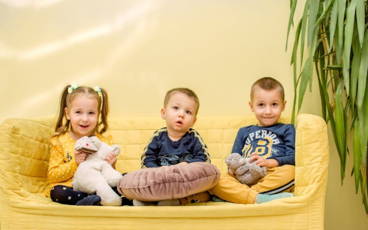 Pomozte malému Serjožkovi chodit a mluvit, aby mohl prožít radostnější dětství