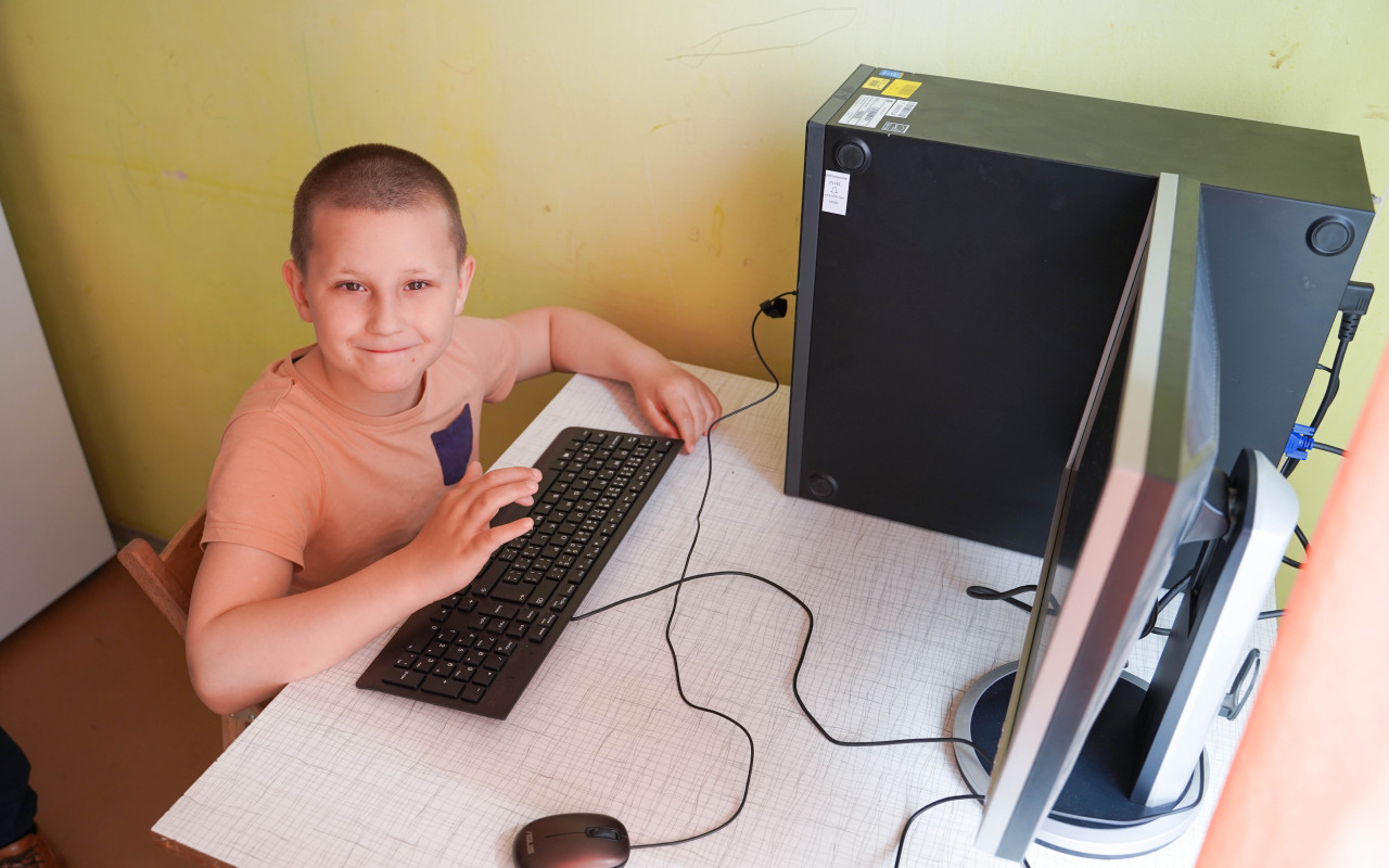 Počítače dětem  – zajistili jsme počítače ke studiu pro děti v nouzi