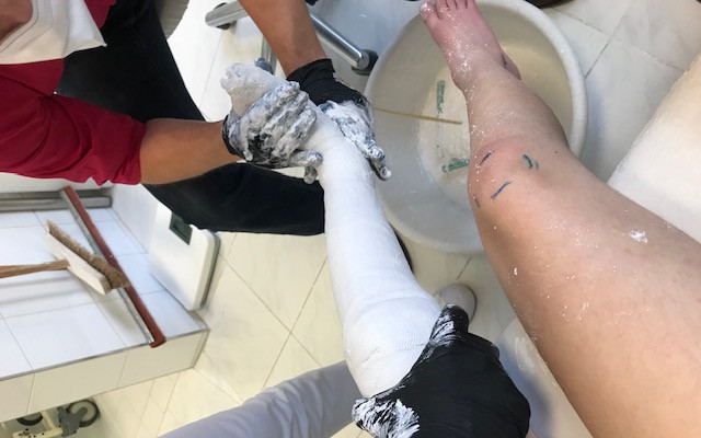 Přispěli jste Adriance na speciální ortézy, aby dokázala sama chodit