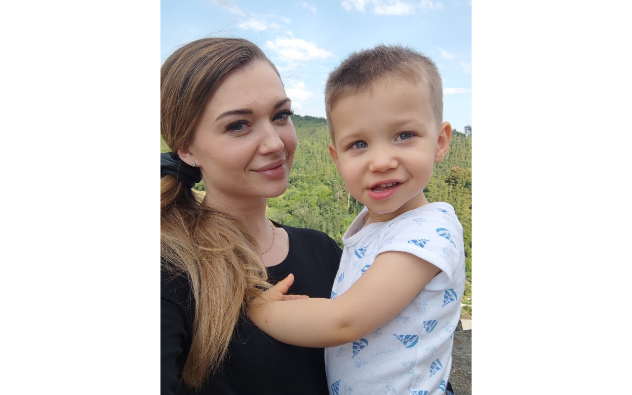 Pomozte malému Serjožkovi chodit a mluvit, aby mohl prožít radostnější dětství