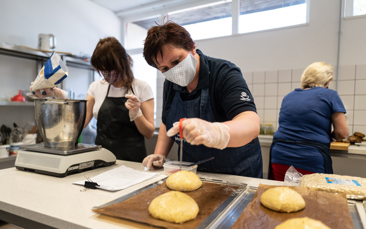 Breakfaststory: rozvoz bezplatných obědů seniorům a samoživitelkám