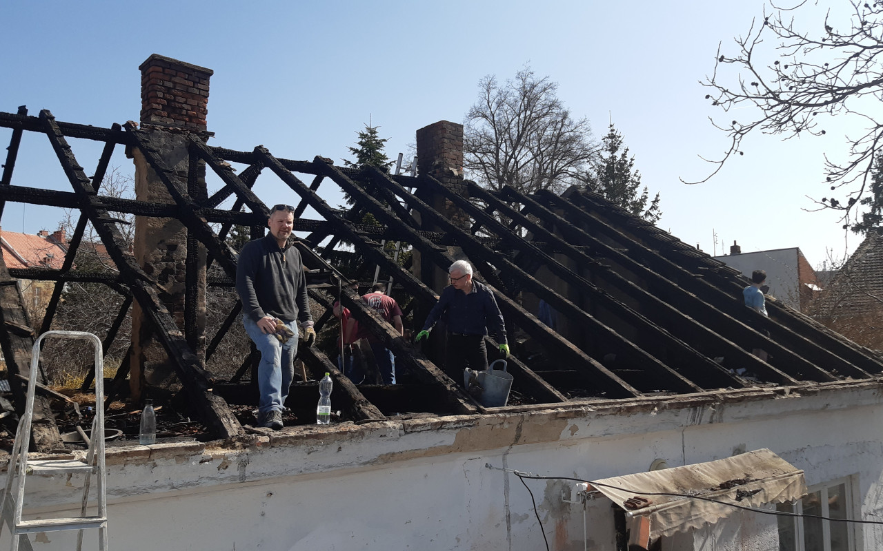 Pomoc po požáru střechy rodinného domu v brněnských Židenicích