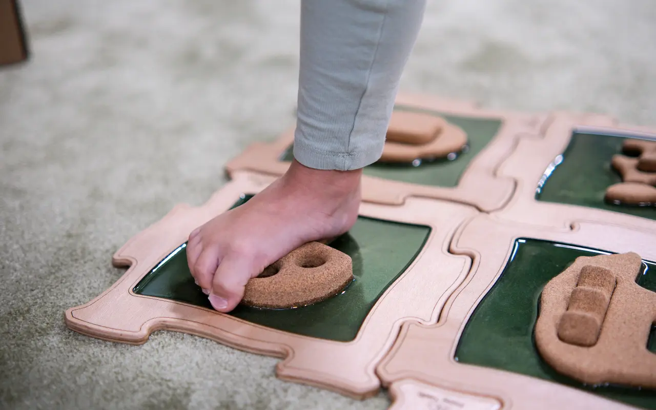 🚀Pomozte rozjet výrobu dřevěných senzomotorických puzzle a získat certifikaci🧩