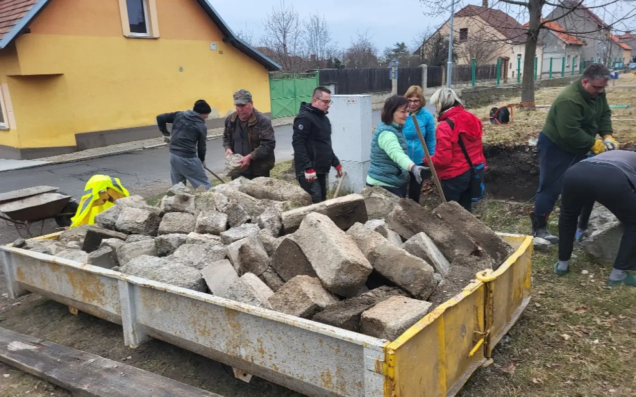 Pomozte nám zachránit sokolské hřiště v Chlumčanech