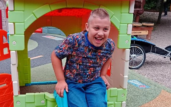 Nový zdravotní kočárek pro kluka, co chce poznávat svět