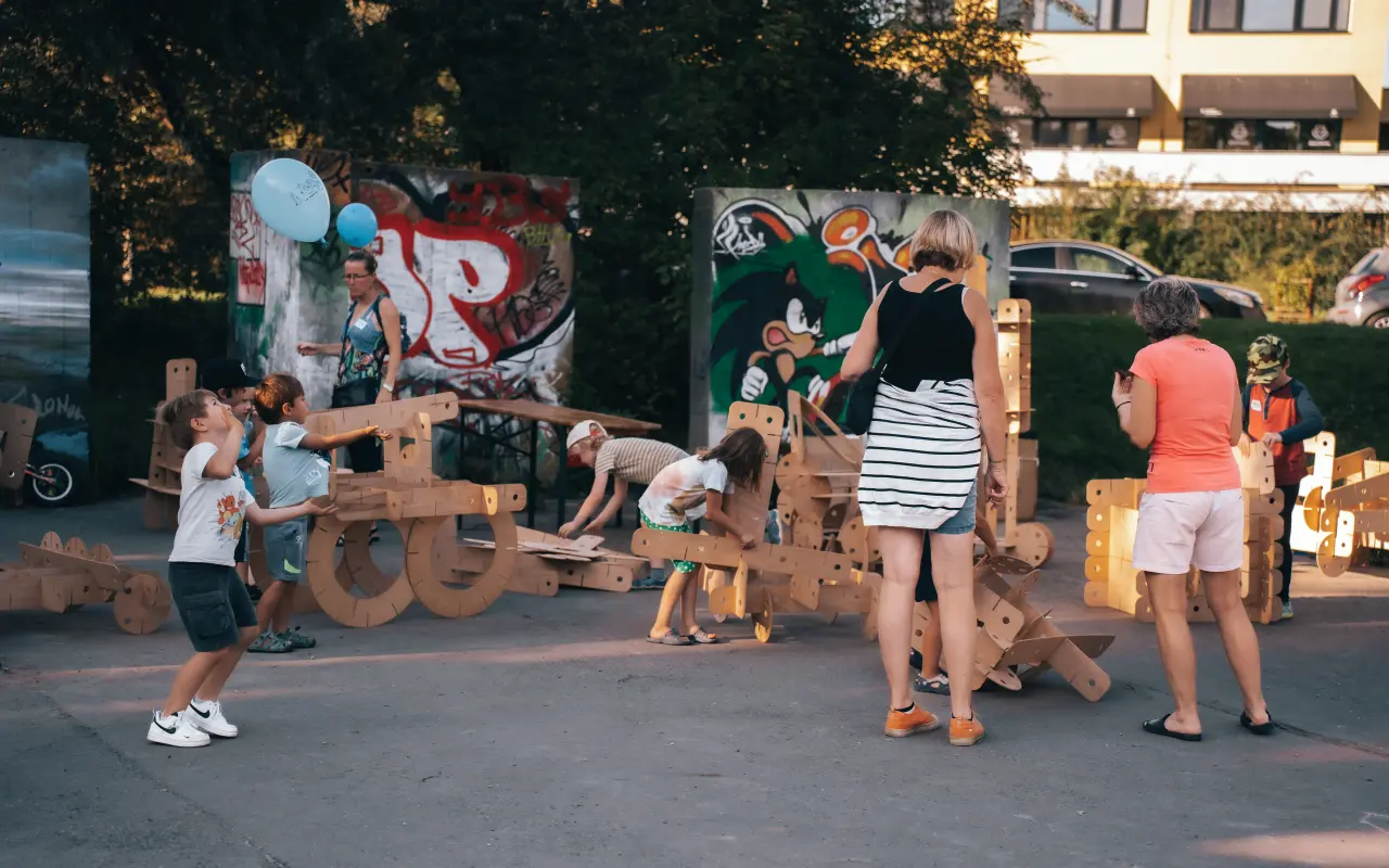 🧡 Podpořte první sousedskou slavnost na hřišti Farky v rámci Zažít město jinak!