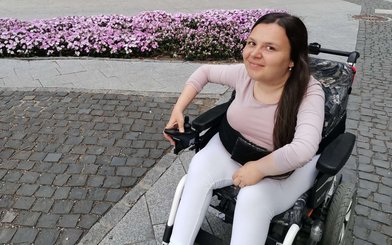 Pomozte mojí sestřičce Petře na vozíčku získat asistentku a pravidelné rehabilitace