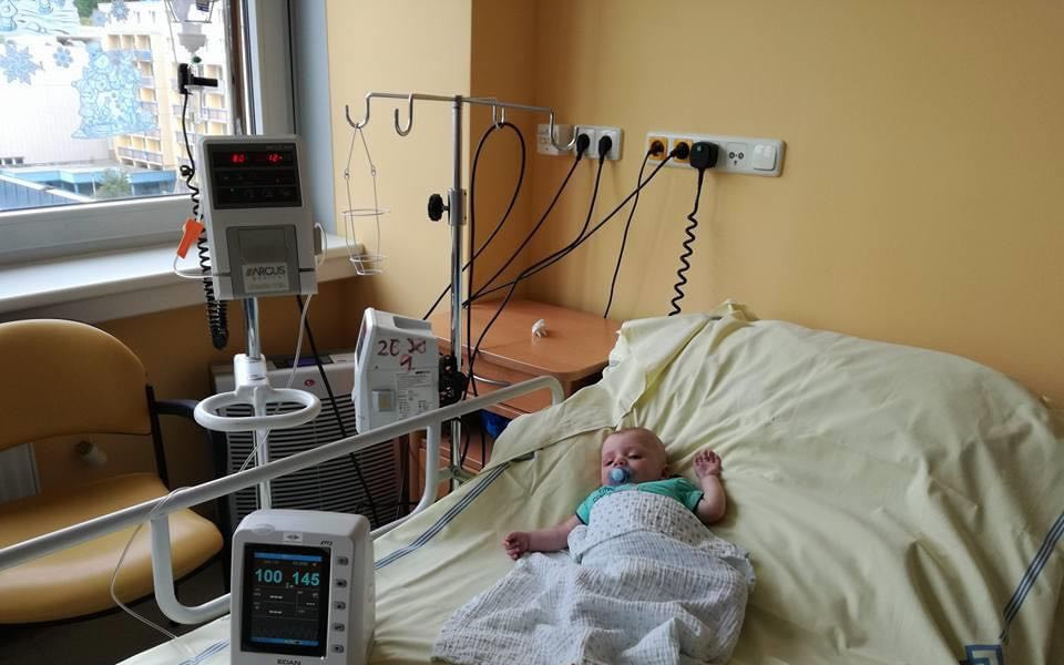 Přispěli jste Maxíkovi na speciální dlahy a na chodítko