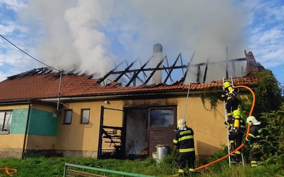 Složili jste se na pomoc po požáru domu rodičům a dědovi Veroniky