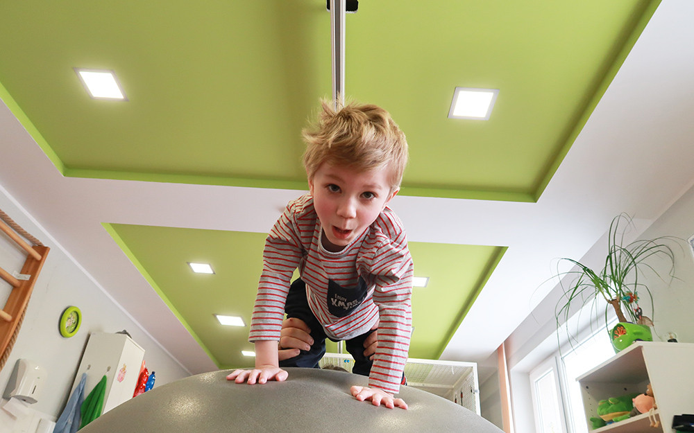 Přispějme malému Sebíkovi na neurorehabilitace