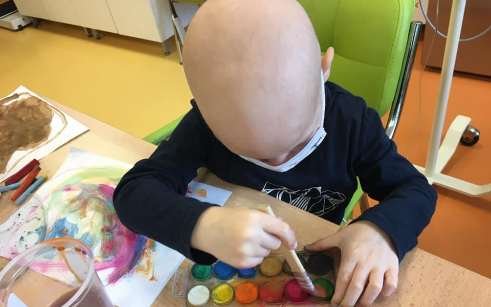 Výtvarka a hudba do nemocnic: na paliativní péči, dětskou psychiatrii...