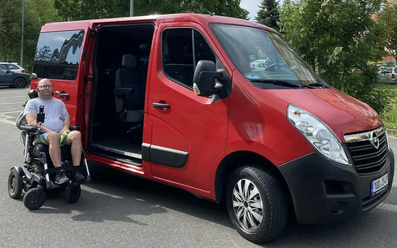 Pomohli jste Martinovi s pořízením speciálně upraveného automobilu