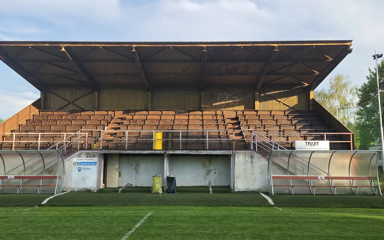 Kup si svoji sedačku! Pomozte nám rozzářit tribunu FK Rudná