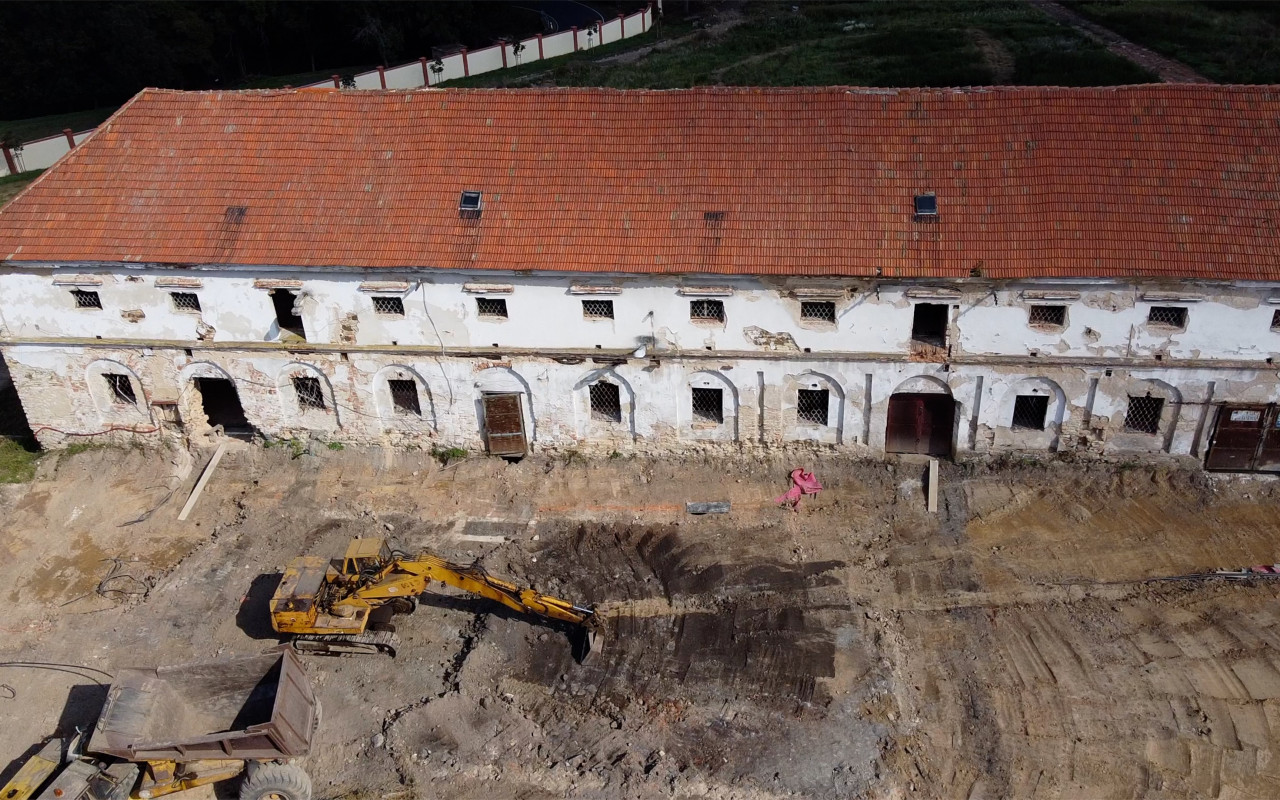 Složili jste se na rekonstrukci zchátralého statku v Drastech