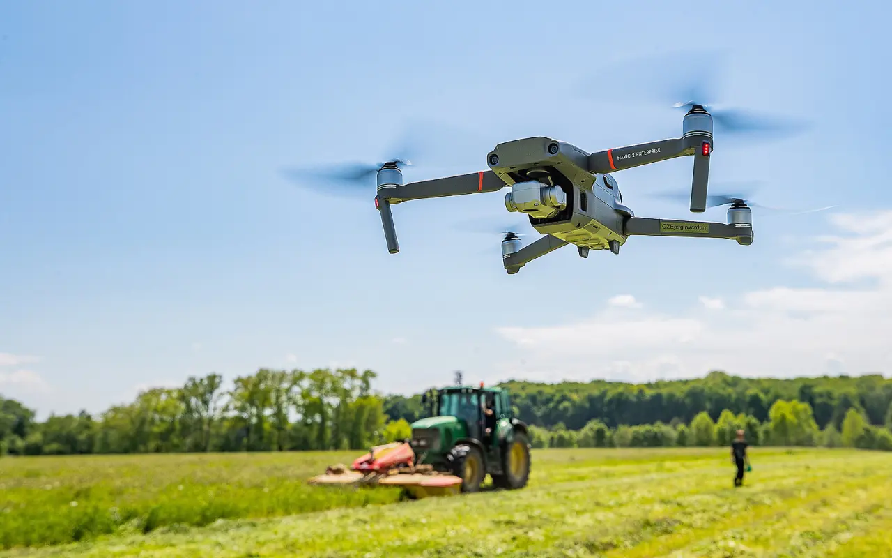 Dron na záchranu srnčat o senosečích na Frýdecko-Místecku