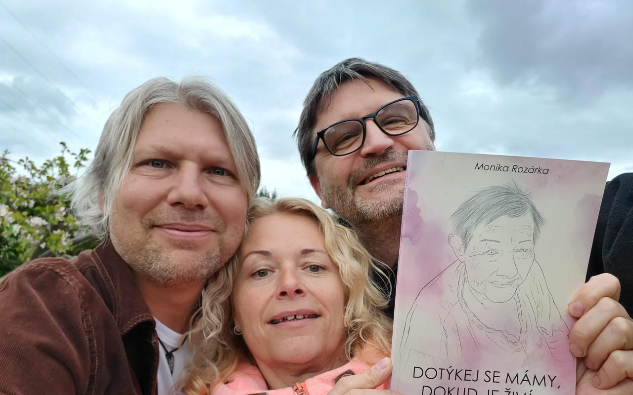 Pomozte s vydáním knihy Monika Rozárka: DOTÝKEJ SE MÁMY, DOKUD JE ŽIVÁ…