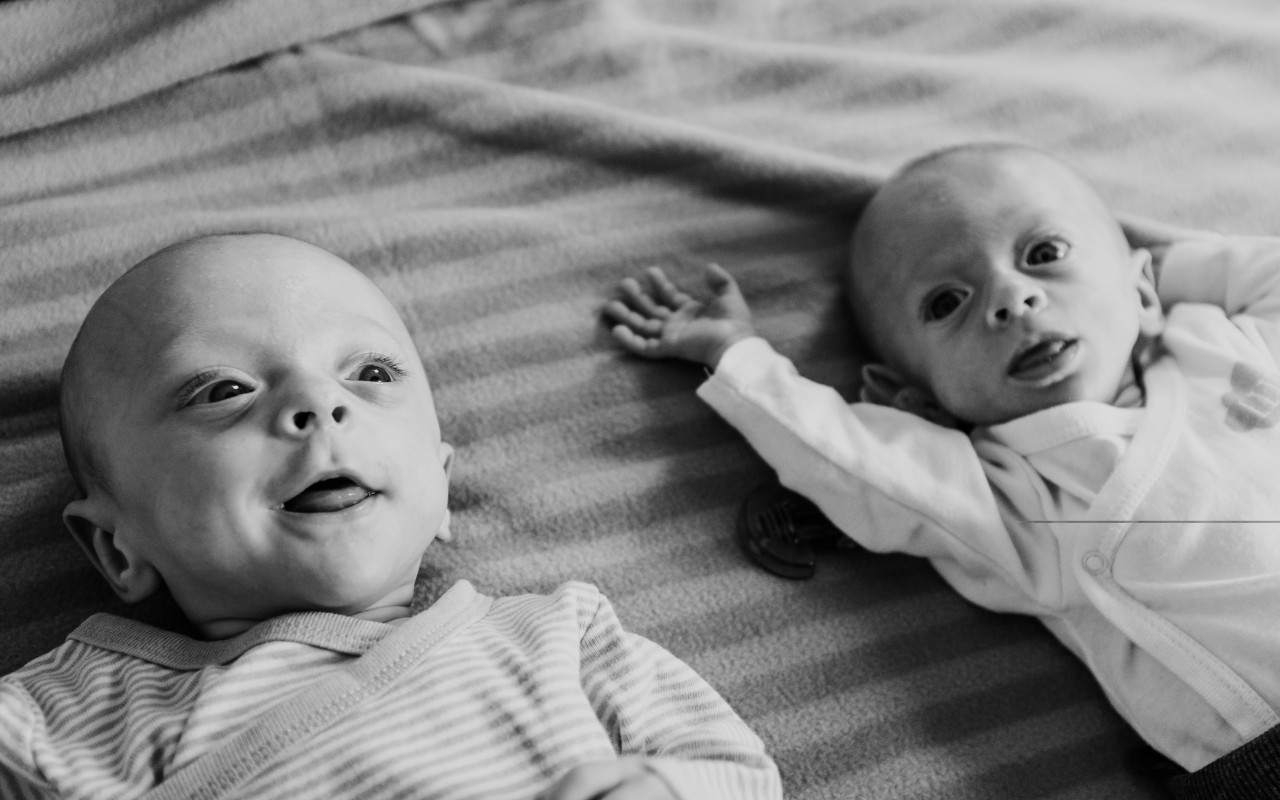 Pomozte Šimonkovi vypilovat chůzi,první slova a aby dohnal své vrstevníky