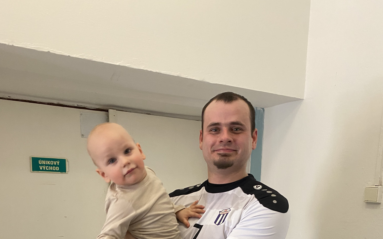 Eliáš potřebuje slyšet