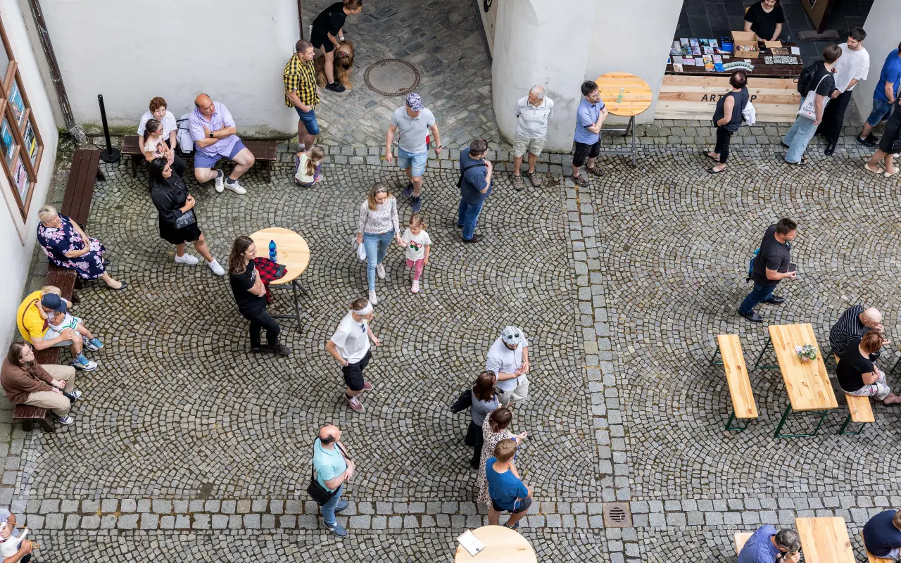 Buďte s námi TU! Podpořte festival současného umění ve Šternberku
