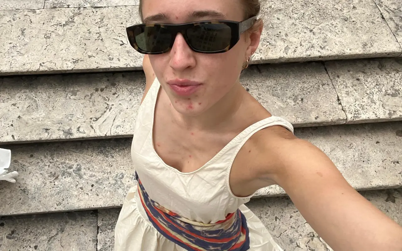 Pomohli jste Sarah na cestě od operace nádoru mozkového kmene zpět k maturitě