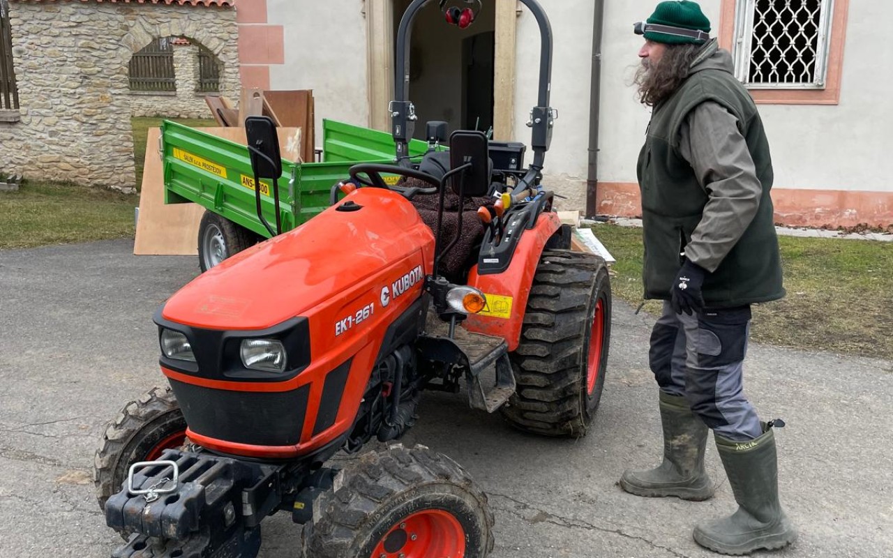 Mulčovač a nakladač pro údržbu areálu kláštera v Hájku