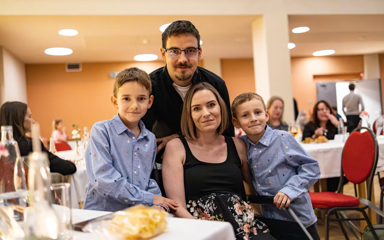 Pomohli jste Moničce po amputaci nohou a otravě krve