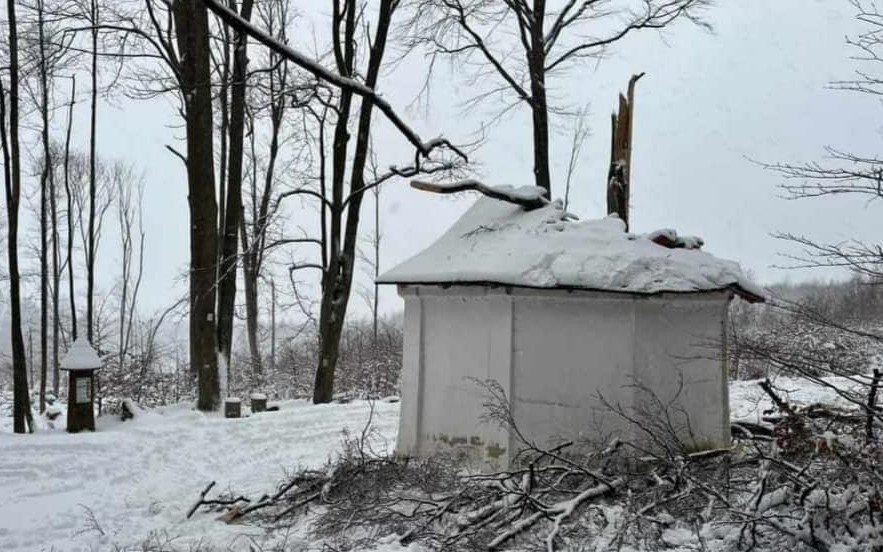 Sbírka na opravu kaple u zázračné studánky na Křemešníku po pádu stromu