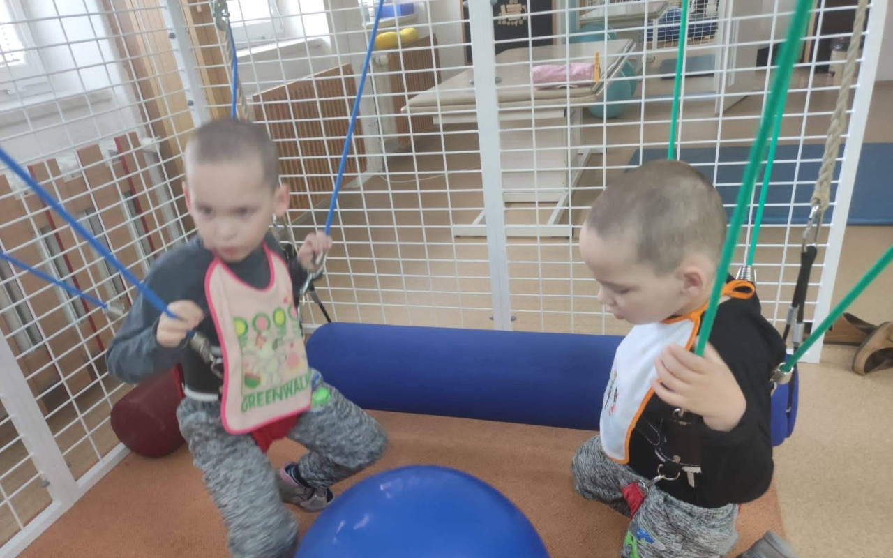 Pomohli jste přispět na potřeby pro Šimonka a Matýska s DMO a epilepsií