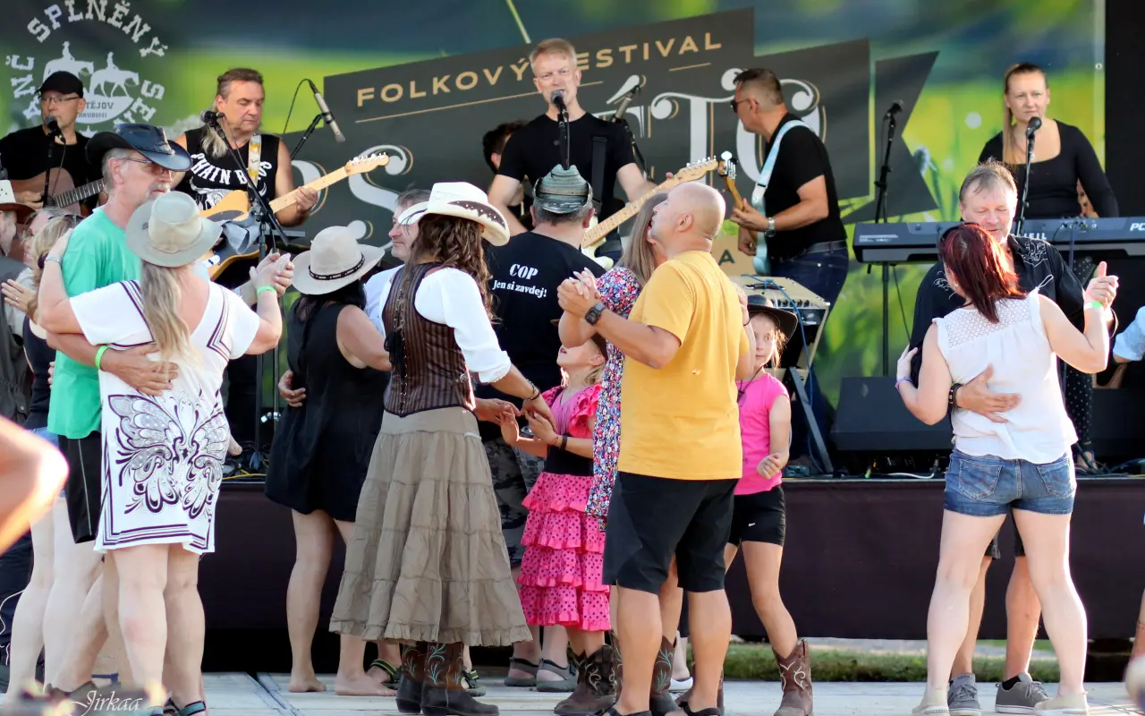Pomozte nám udržet tradici hudebního festivalu na rodném ranči. P.S. Léto