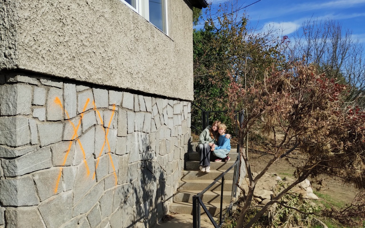 Pomohli jste přispět na nový domov pro Julinku a Kubíka, jejich dům byl označen dvěma křížky = demolice