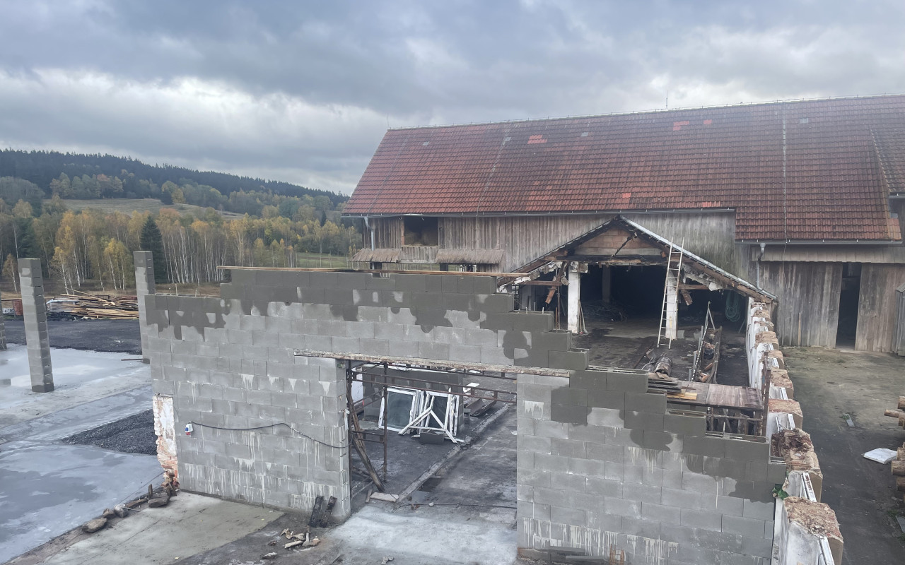 Střechy stáje po požáru