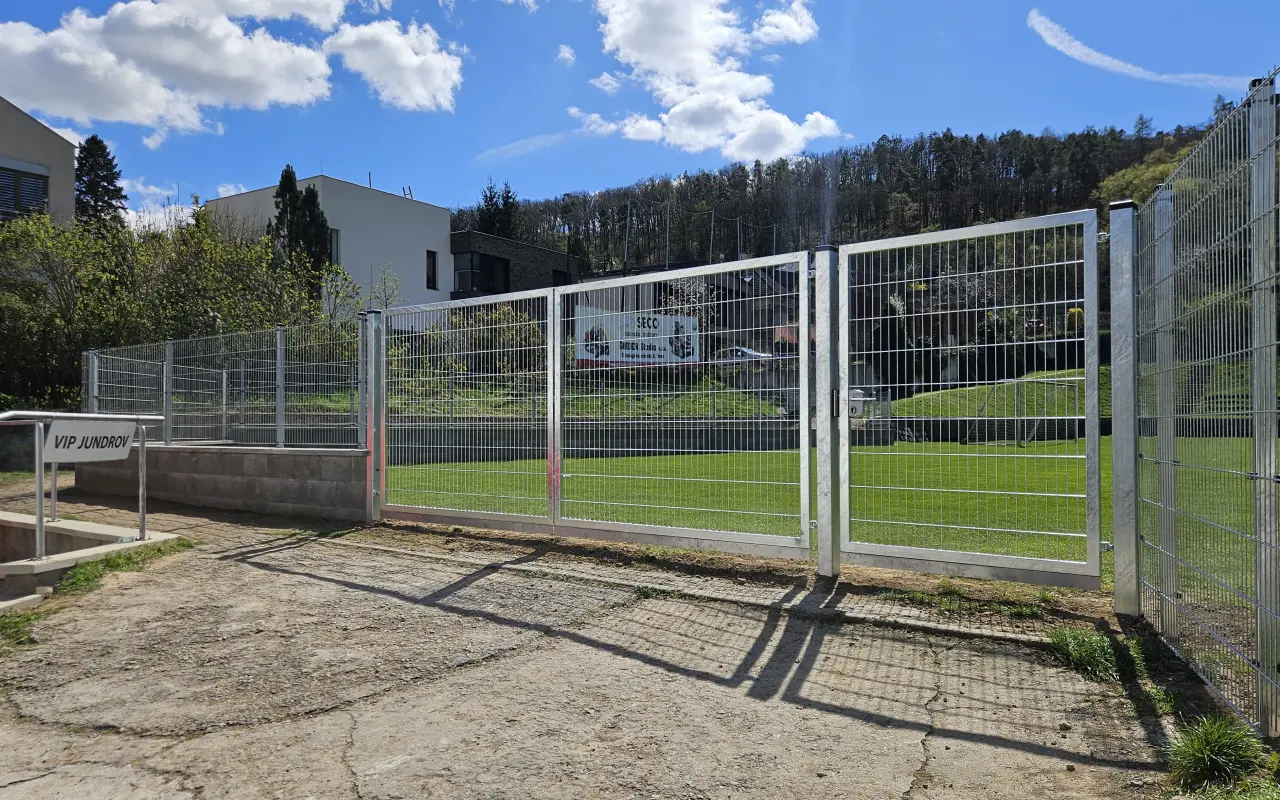 Oplocení fotbalového hřiště proti divokým prasatům