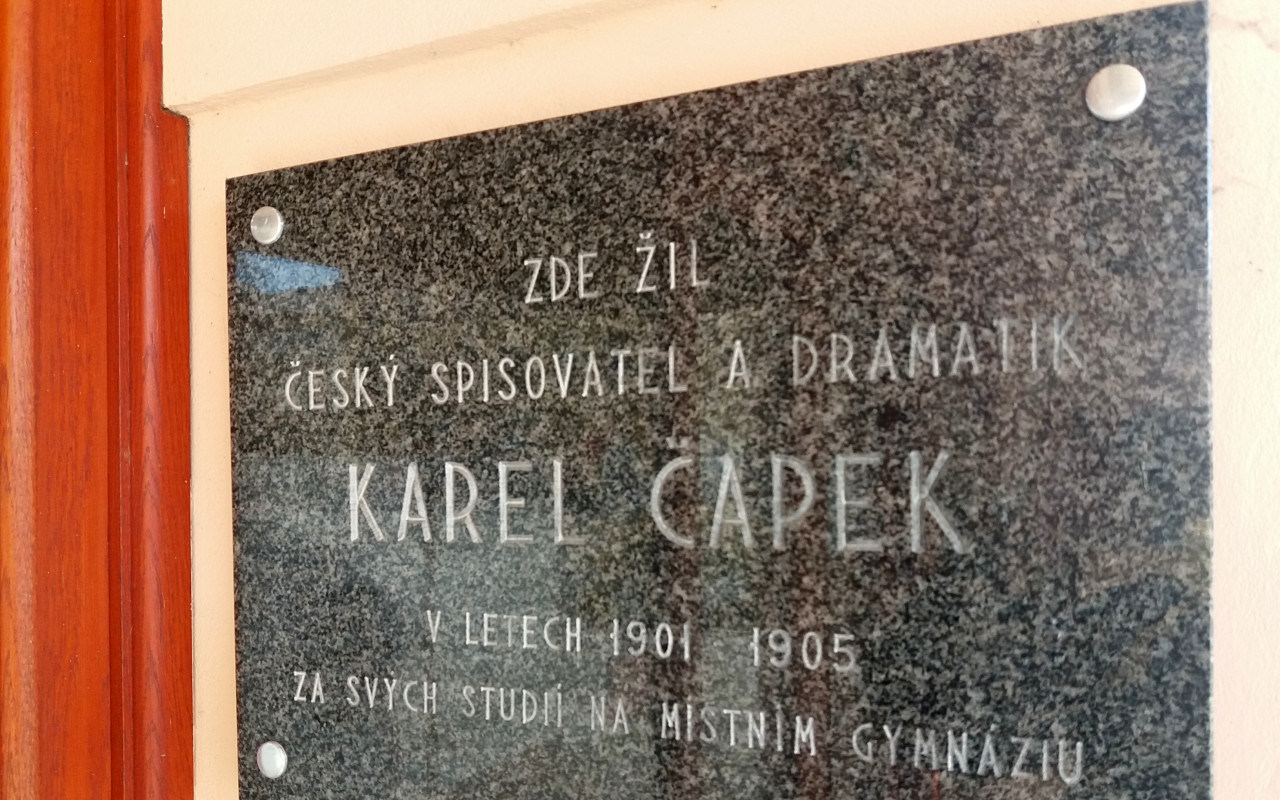 ZAMILOVANÝ REBEL? Karel Čapek a jeho světová premiéra v Hradci Králové