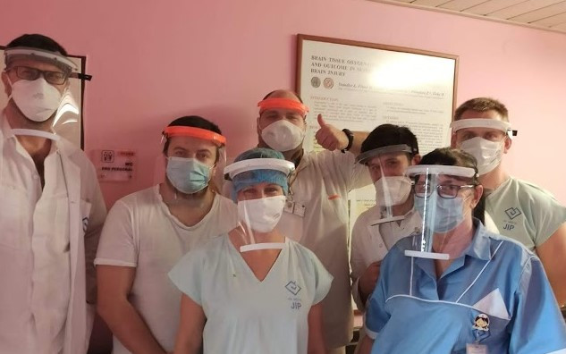 Obličejové štíty pro pracovníky první línie v Praze