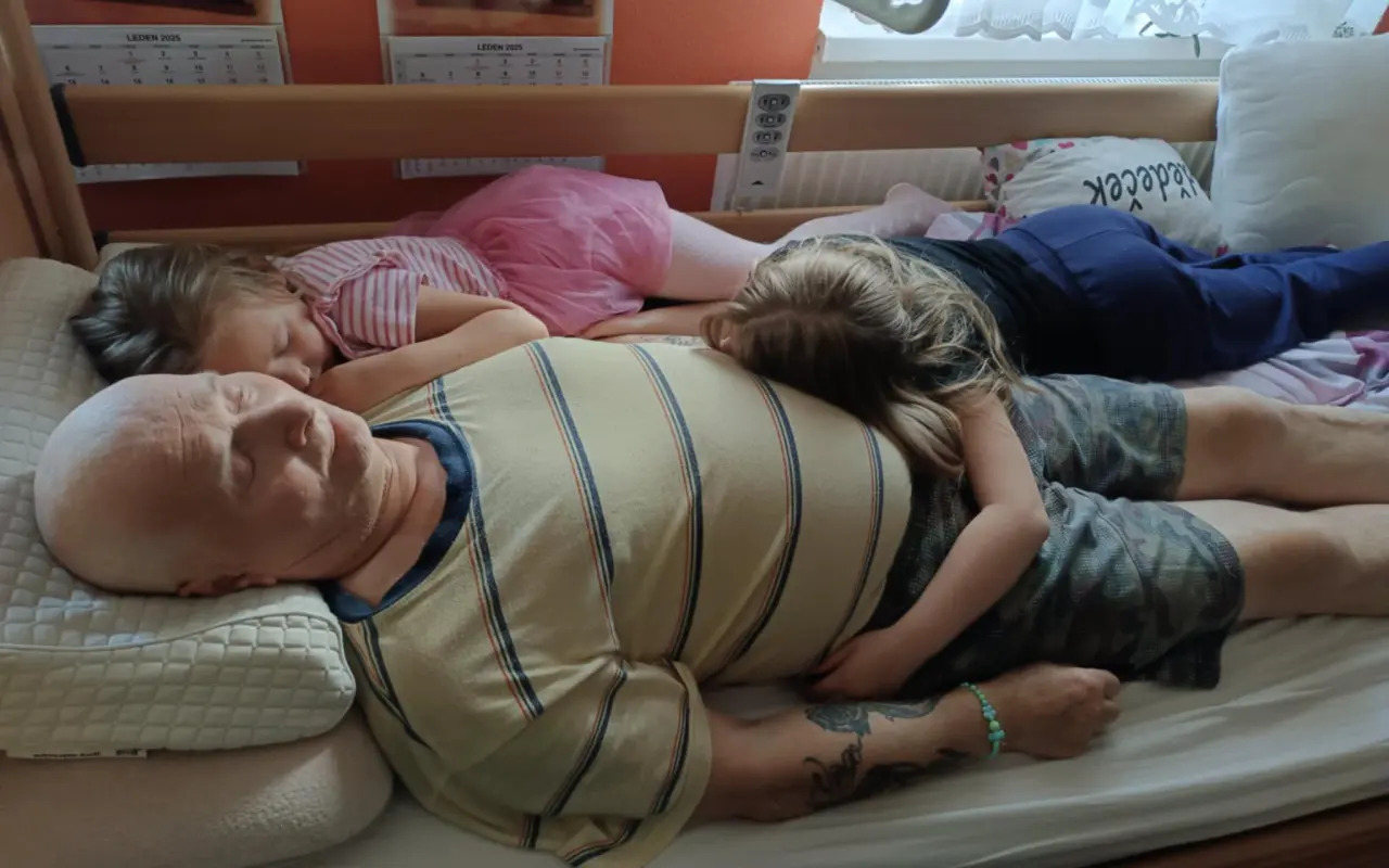 Pomozte se holkám postavit zpět na nohy po ztrátě tatínka