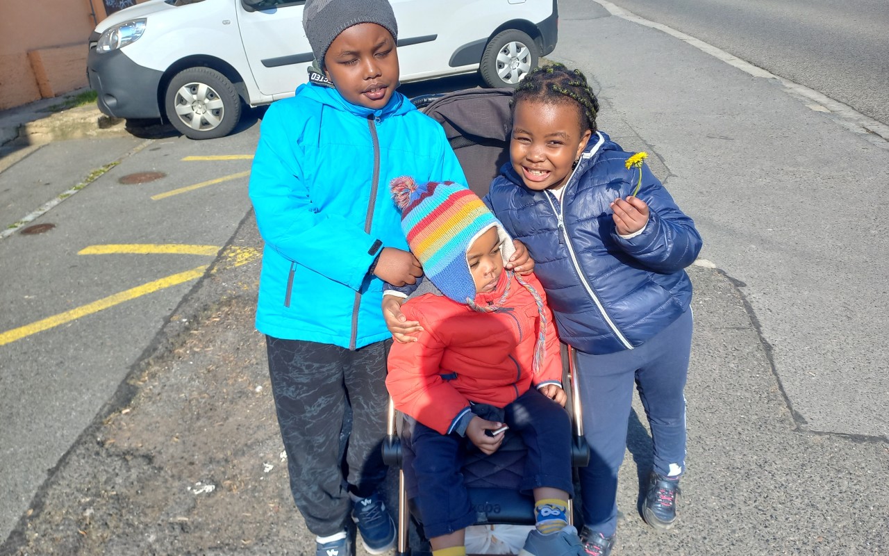 Pomozte matce tří dětí se zdravotním postižením vrátit se do své domovské země. / Help a mother of three kids with disabilities go back to her home country.