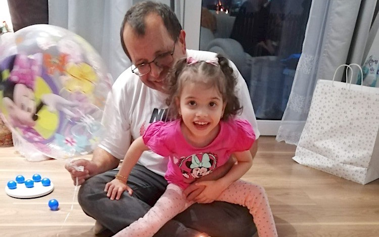 Aby Adrianka mohla chodit a mluvit jako ostatní děti