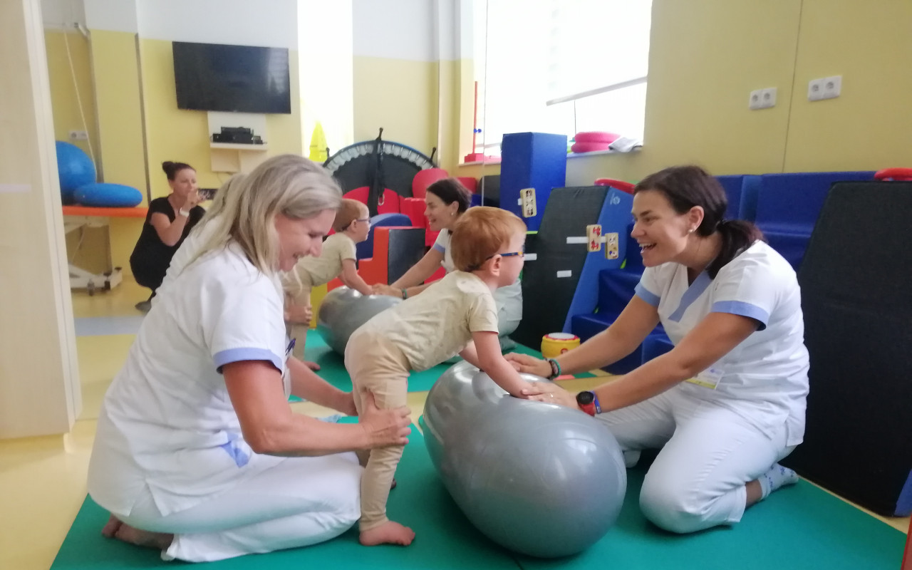 Davídkovi s DMO na auto s velkým kufrem a intenzivní neurorehabilitace