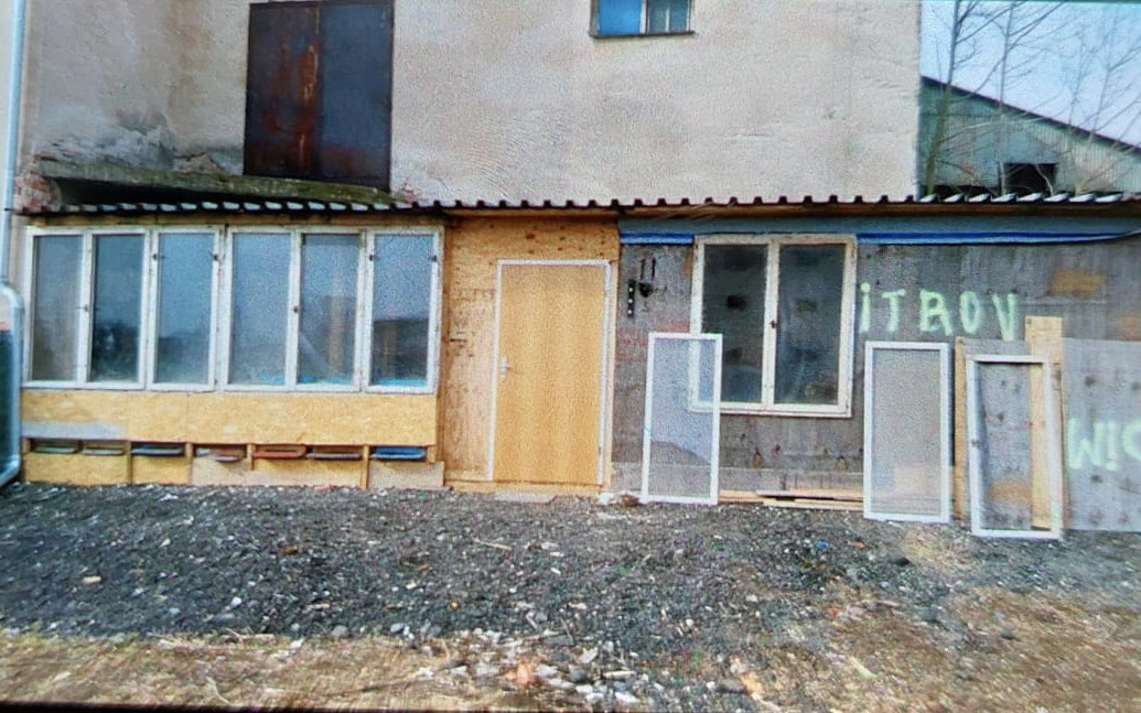 Pomozte obnovit vypálený včelín