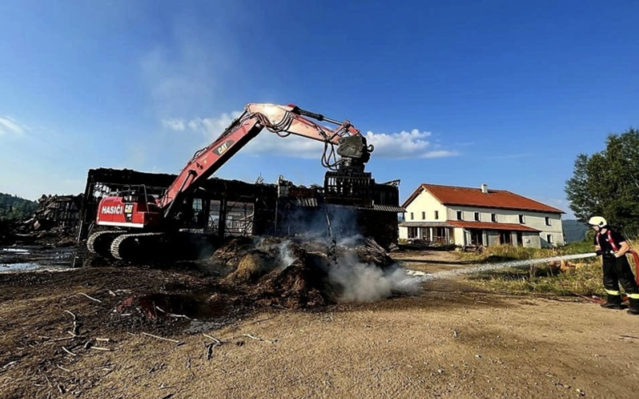 Střechy stáje po požáru