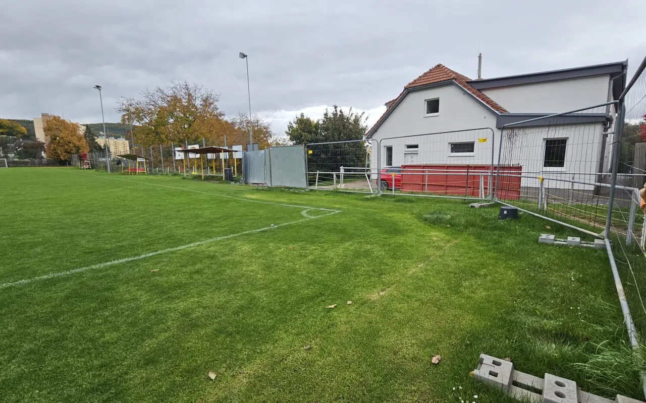 Oplocení fotbalového hřiště proti divokým prasatům