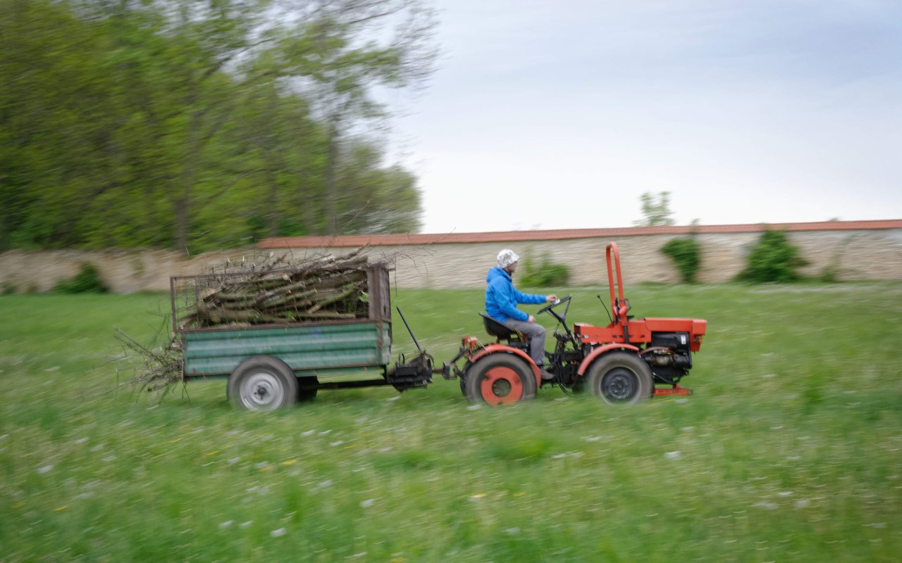 Františkáni potřebují traktůrek pro správu lesa a sekání louky v Hájku