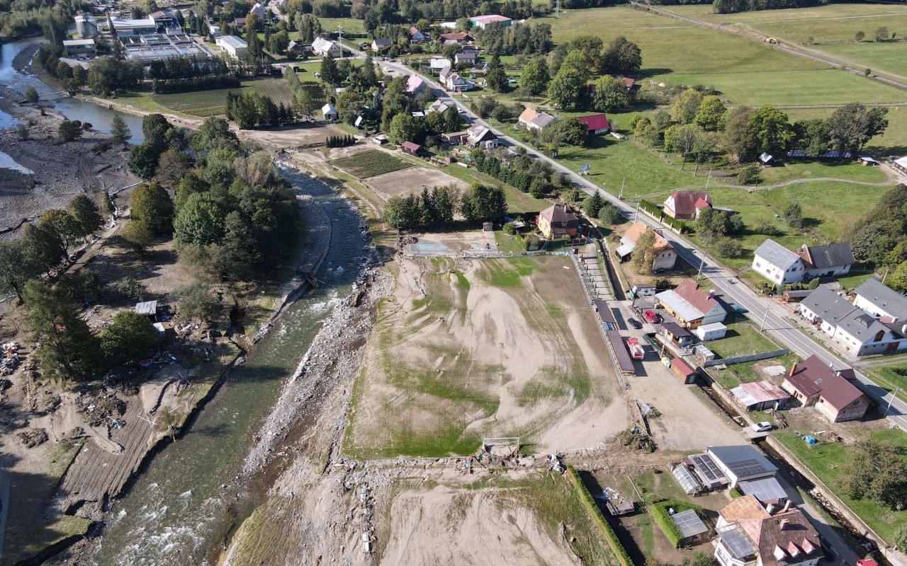 Pomohli jste obnovit hřiště TJ Písečná – Vracíme radost a sport do obce